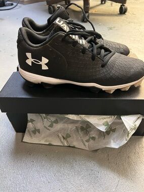 Under Armour Women’s Softball Cleats Size 10